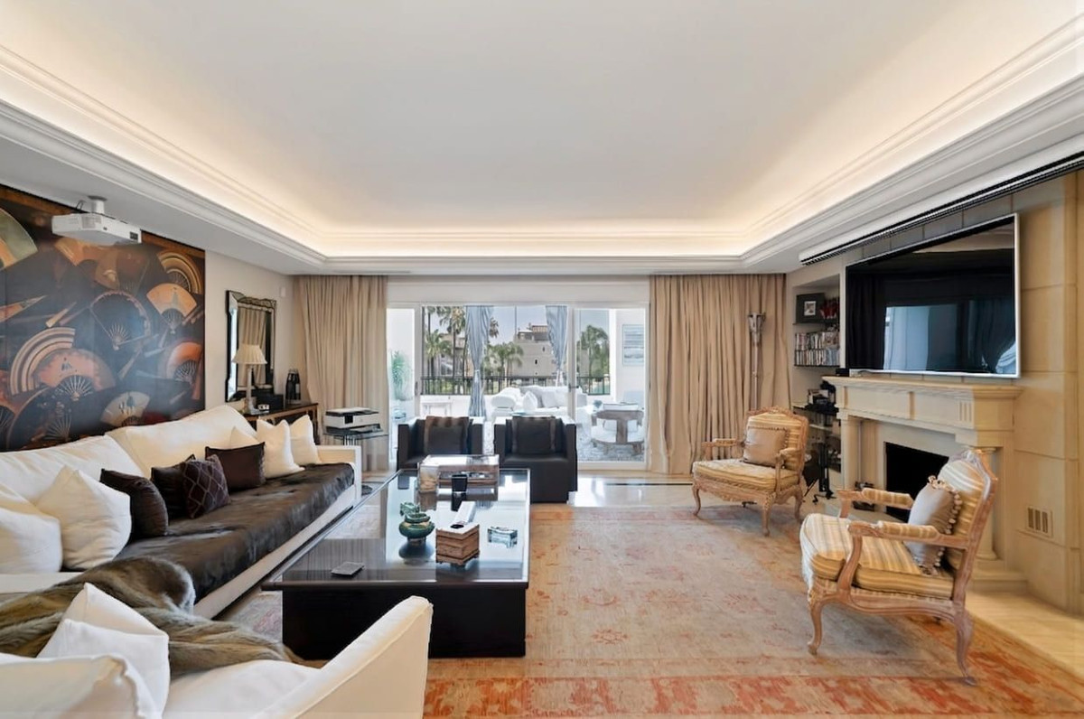 3 Bedroom Apartment for Sale in Marbella — view 2