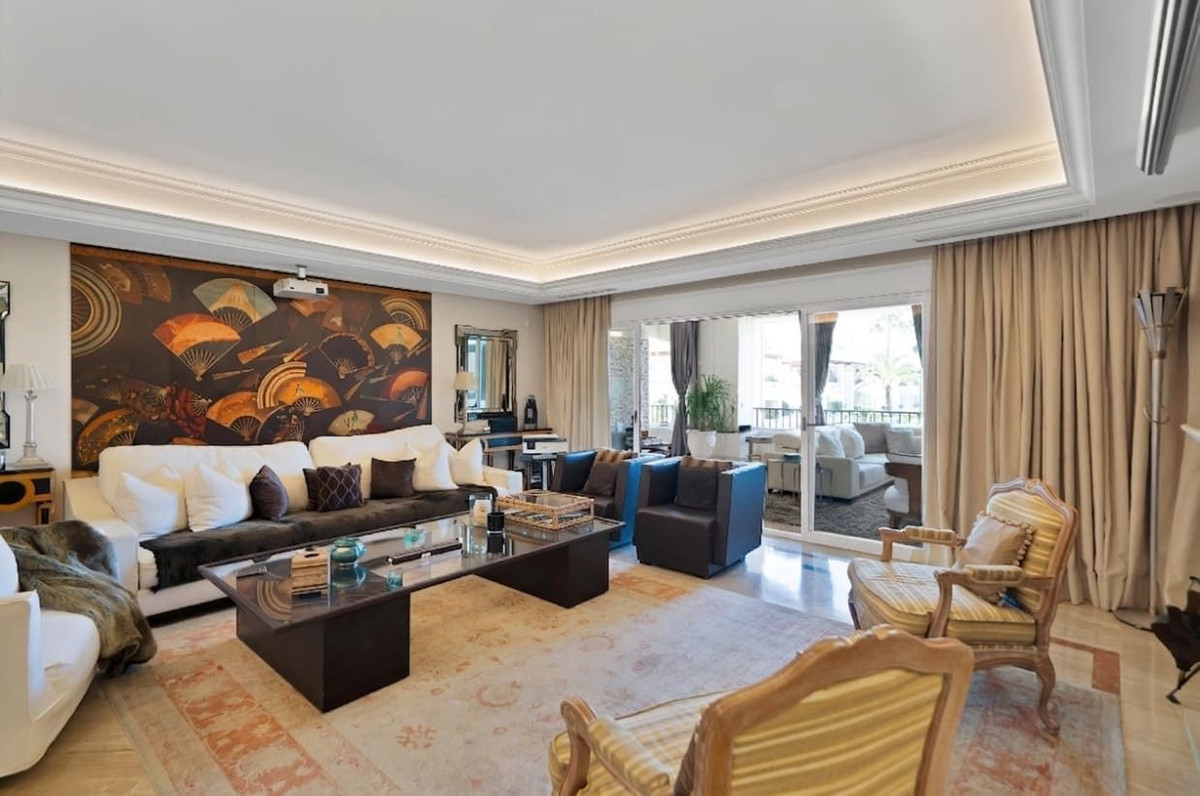 3 Bedroom Apartment for Sale in Marbella — view 3