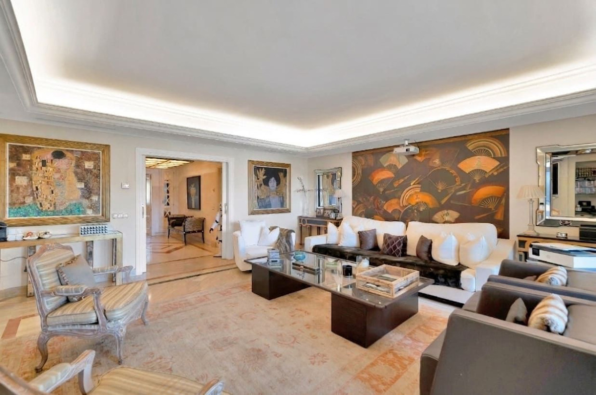 3 Bedroom Apartment for Sale in Marbella — view 5