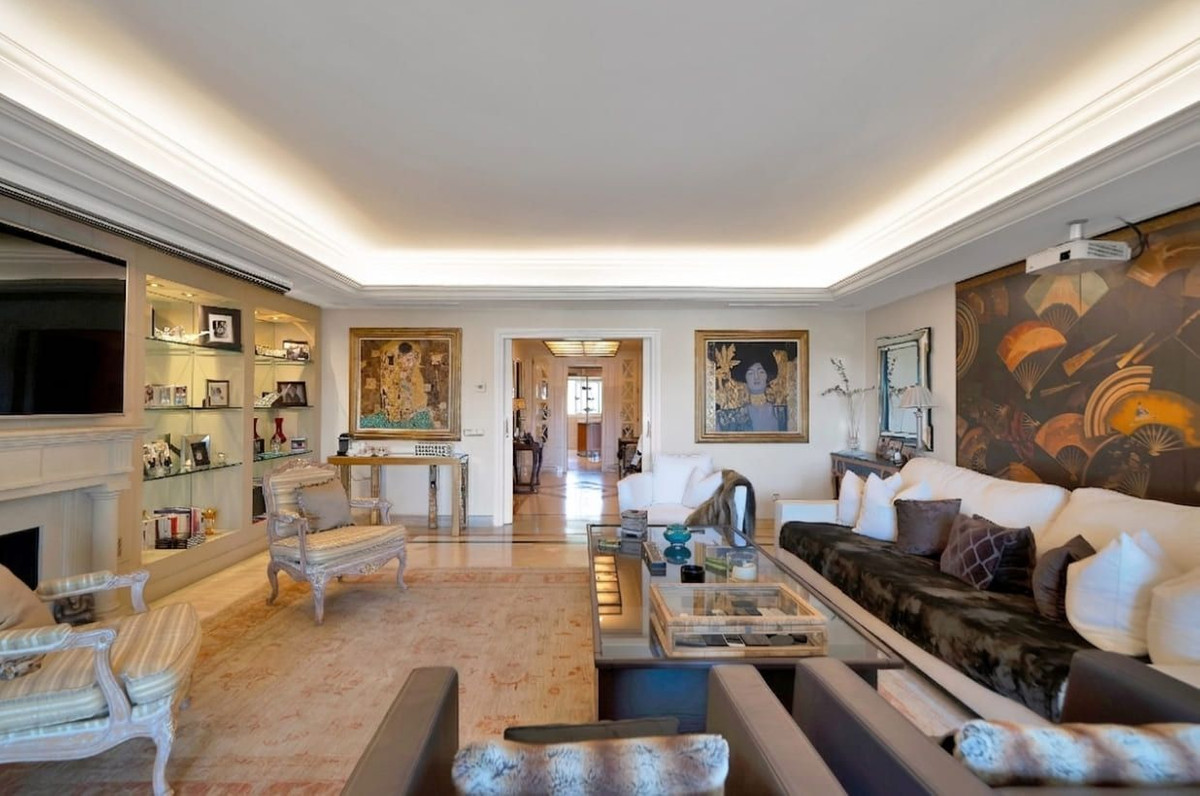 3 Bedroom Apartment for Sale in Marbella — view 6
