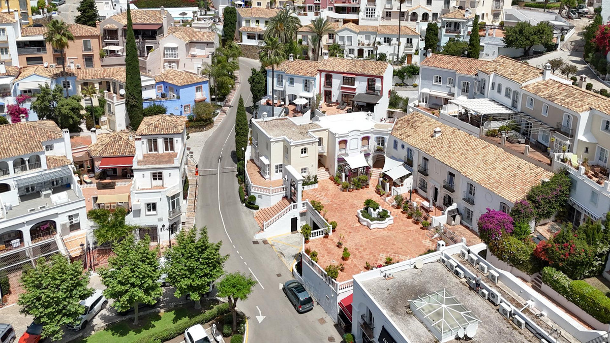 2 Bedroom Villa for Sale in Benahavís