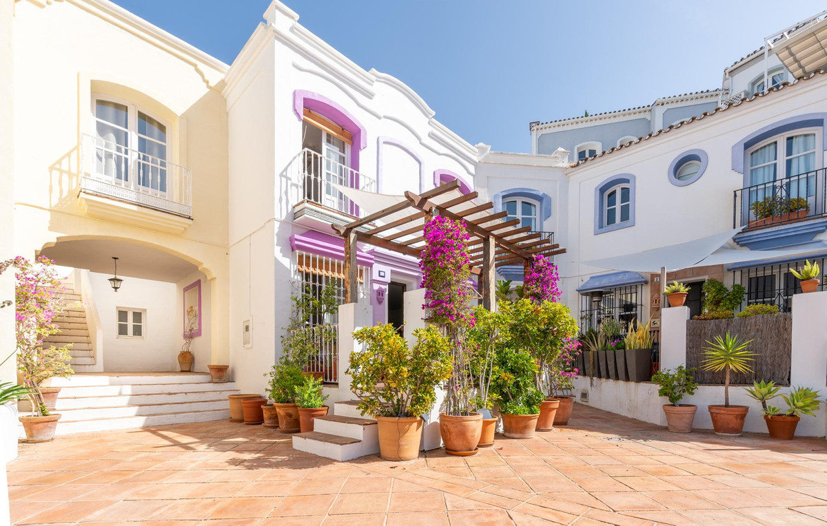 2 Bedroom Villa for Sale in Benahavís — 2
