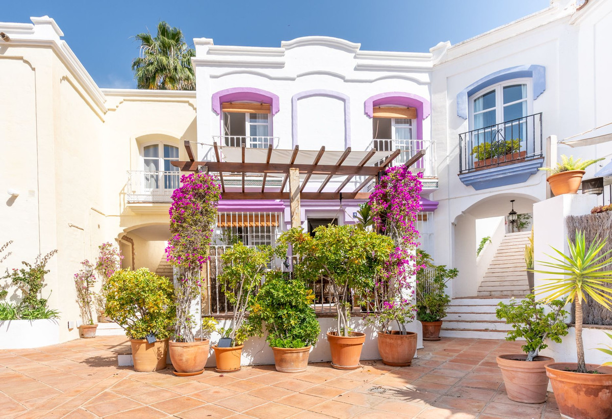 2 Bedroom Villa for Sale in Benahavís — 4
