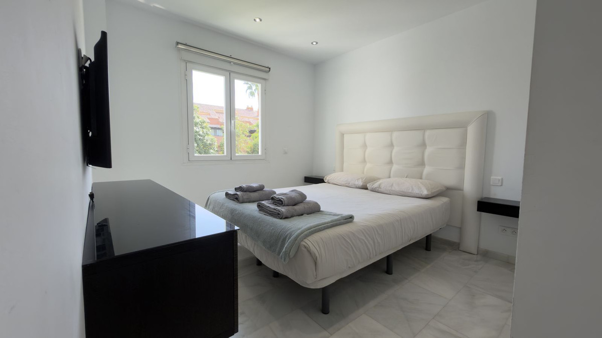 2 Bedroom Apartment for Sale in Puerto Banús — 6