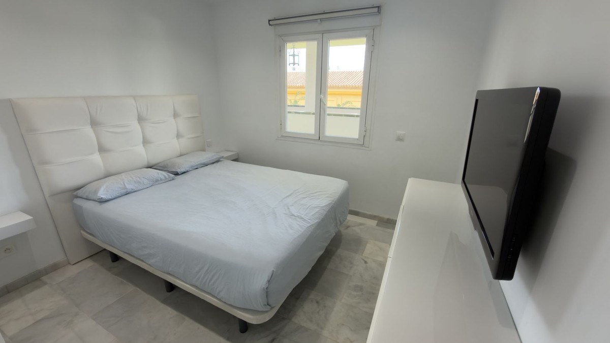 2 Bedroom Apartment for Sale in Puerto Banús — 8