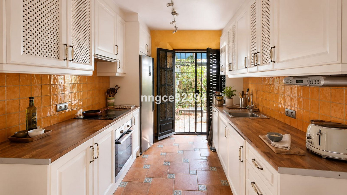 2 Bedroom Villa for Sale in Nueva Andalucía — view 6