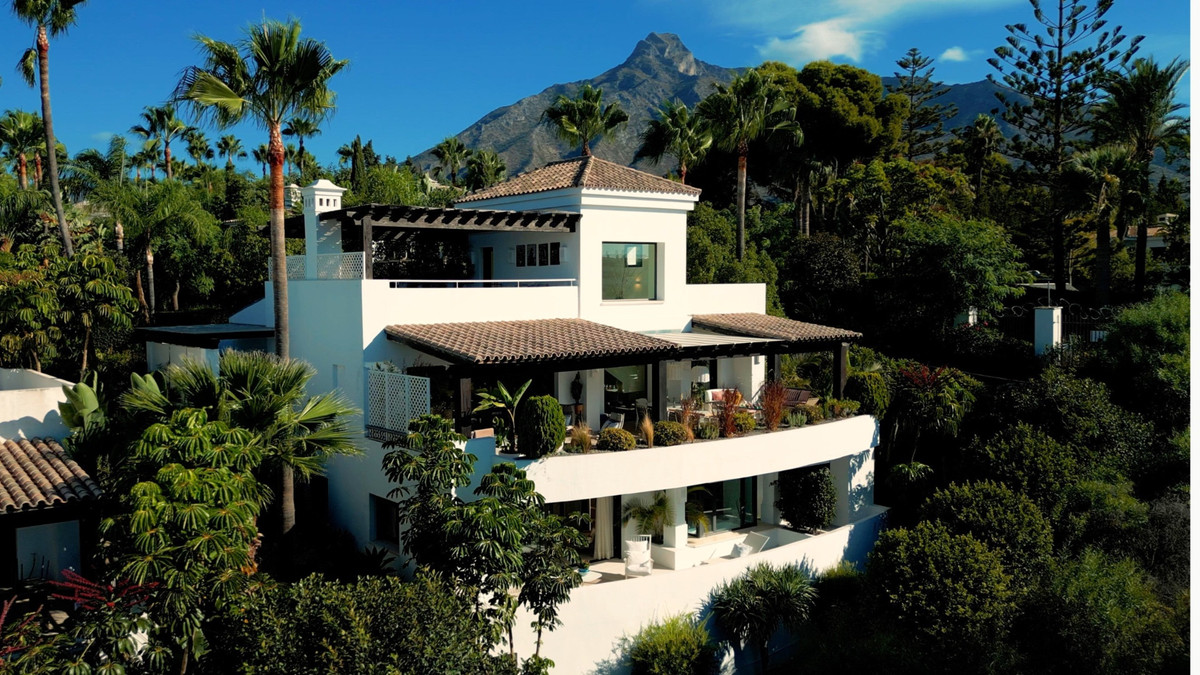 5 Bedroom Villa for Sale in The Golden Mile