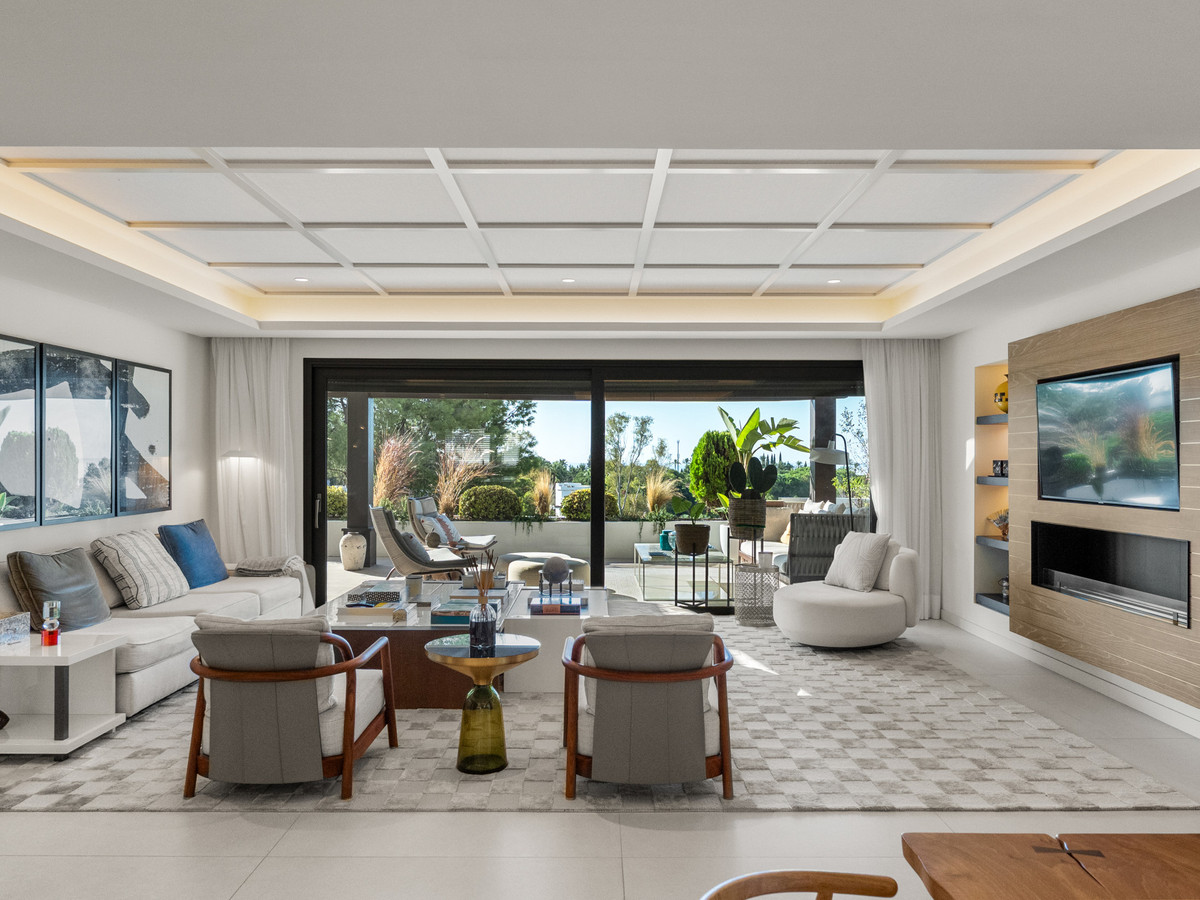 5 Bedroom Villa for Sale in The Golden Mile — view 2