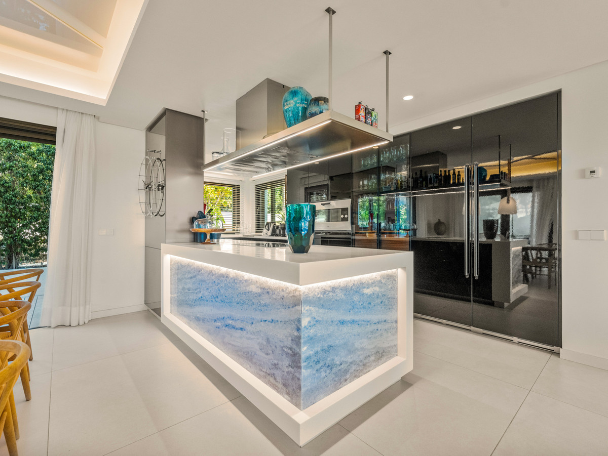 5 Bedroom Villa for Sale in The Golden Mile — view 11