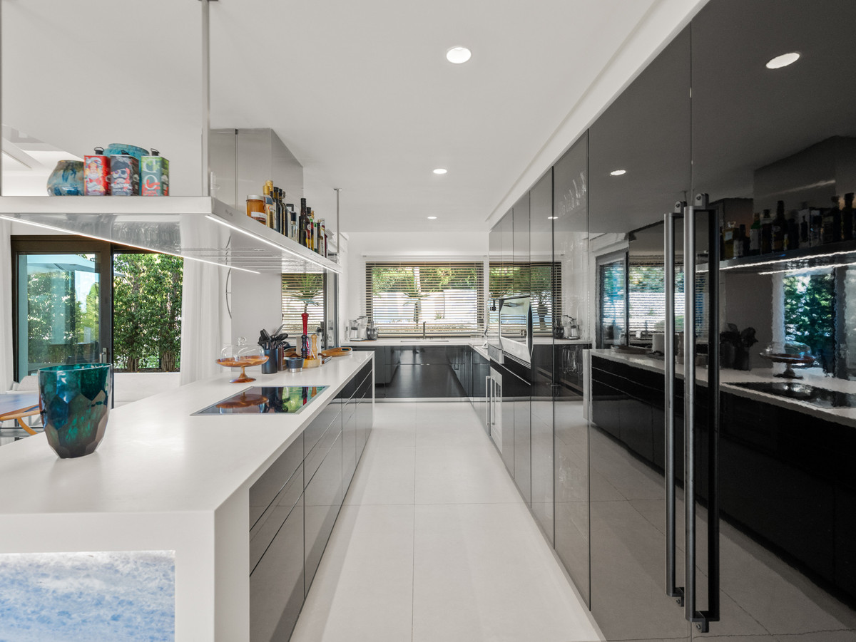 5 Bedroom Villa for Sale in The Golden Mile — view 12
