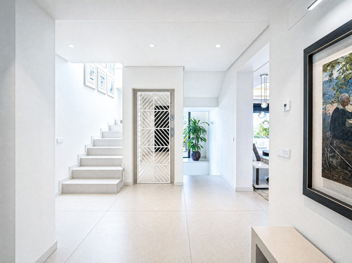 5 Bedroom Villa for Sale in The Golden Mile — view 13