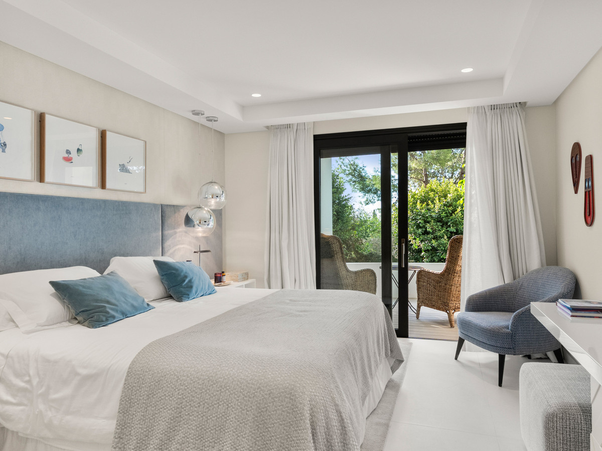 5 Bedroom Villa for Sale in The Golden Mile — view 14