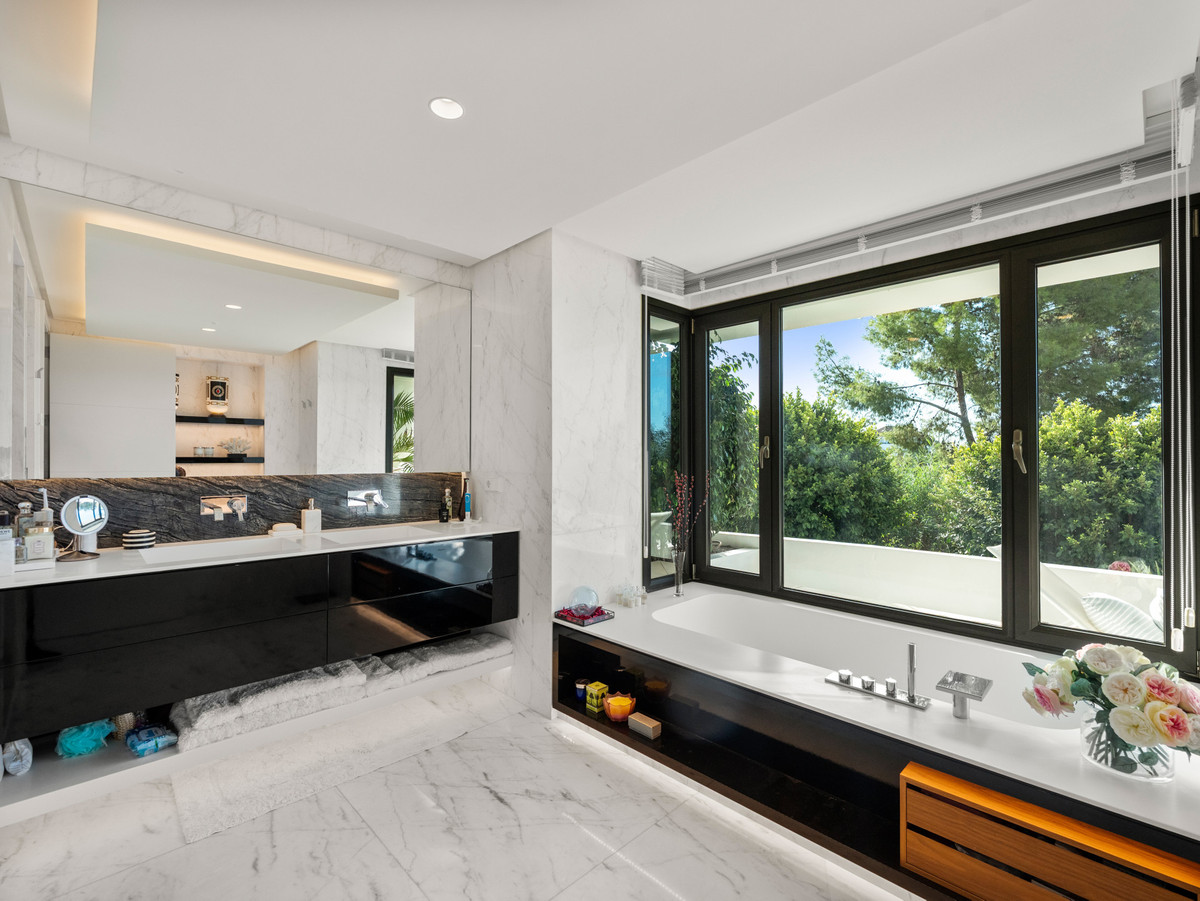 5 Bedroom Villa for Sale in The Golden Mile — view 16