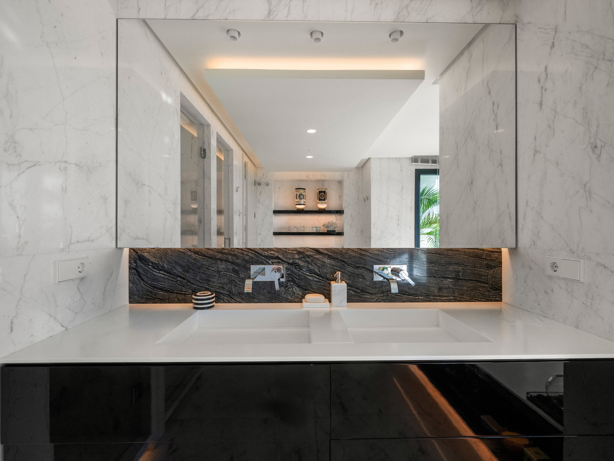 5 Bedroom Villa for Sale in The Golden Mile — view 17