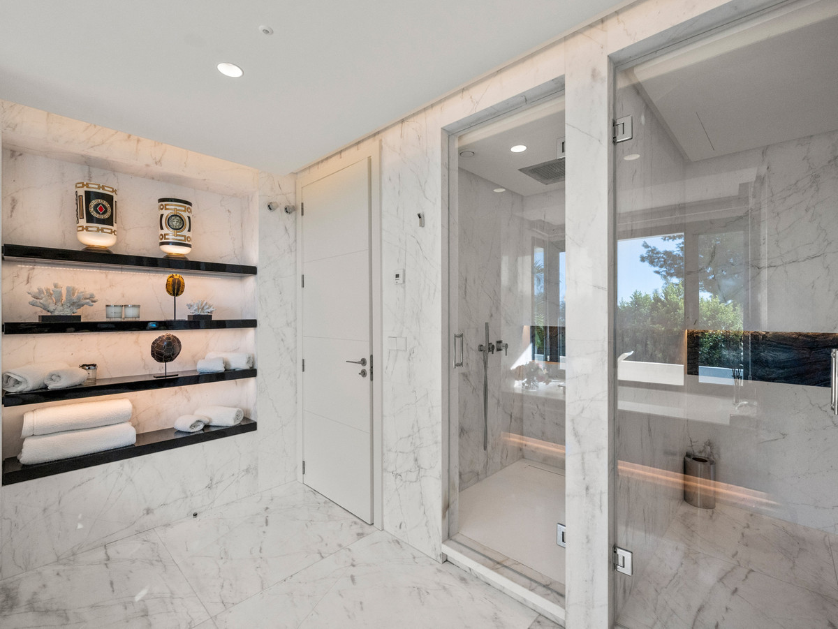 5 Bedroom Villa for Sale in The Golden Mile — view 18