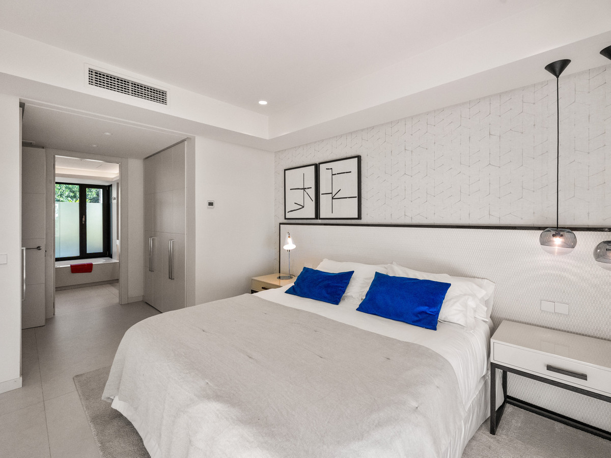 5 Bedroom Villa for Sale in The Golden Mile — view 20