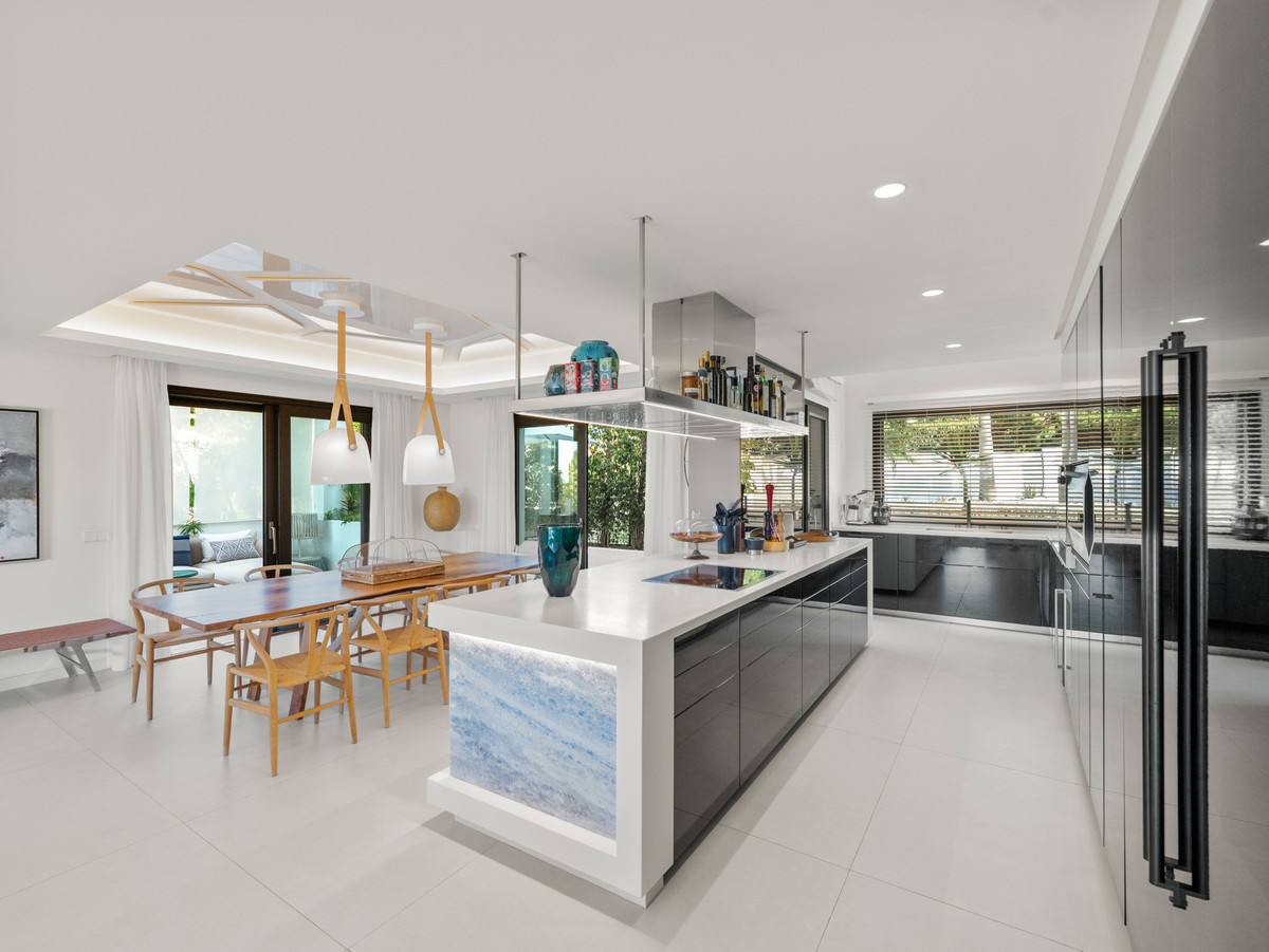 5 Bedroom Villa for Sale in The Golden Mile — view 4