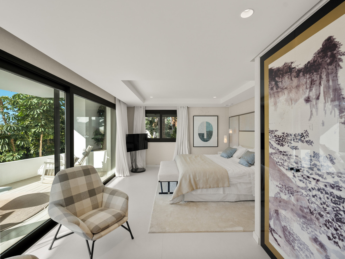 5 Bedroom Villa for Sale in The Golden Mile — view 5