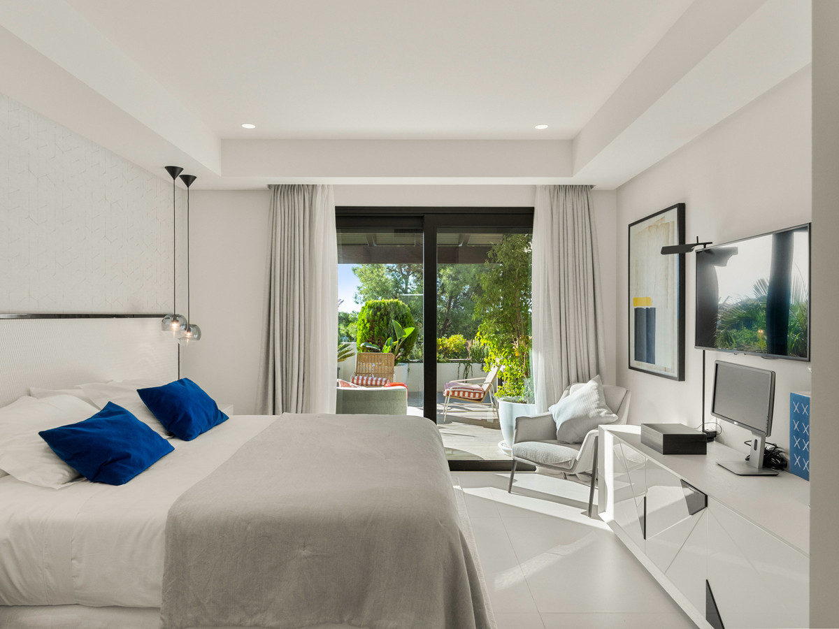 5 Bedroom Villa for Sale in The Golden Mile — view 7