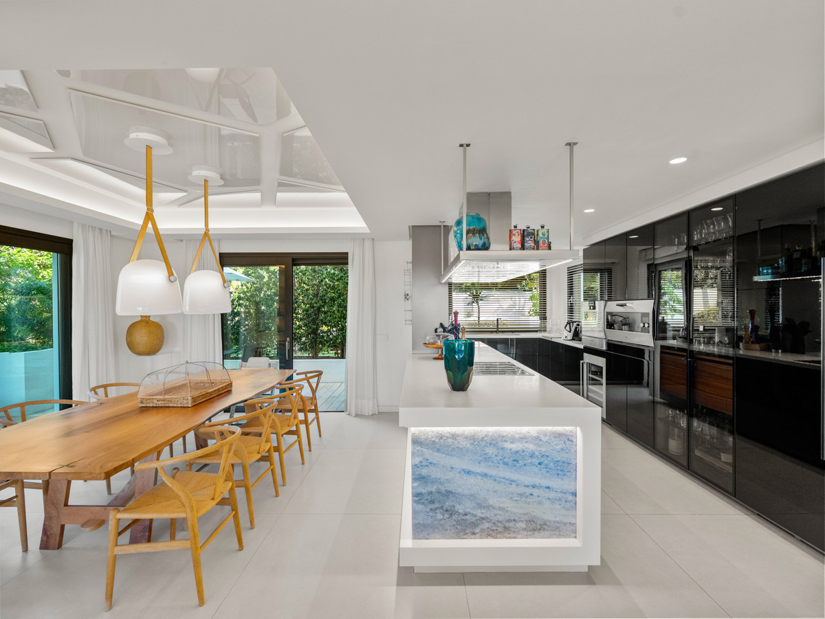 5 Bedroom Villa for Sale in The Golden Mile — view 10