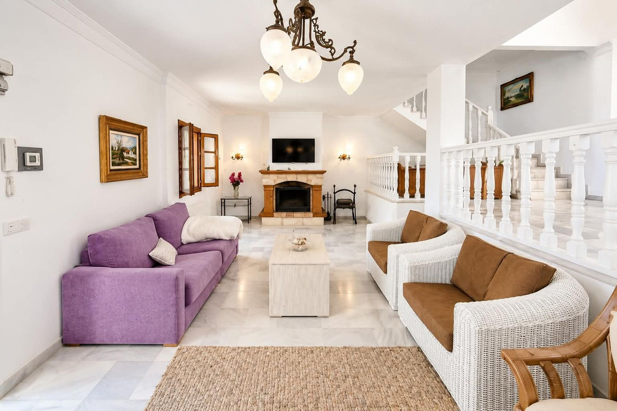 3 Bedroom Villa for Sale in Nueva Andalucía — view 3