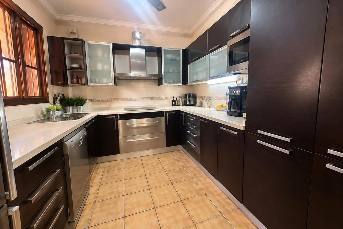 3 Bedroom Villa for Sale in Nueva Andalucía — view 6
