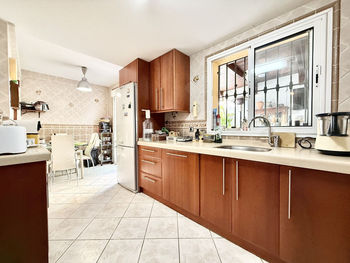 4 Bedroom Villa for Sale in Estepona — view 10