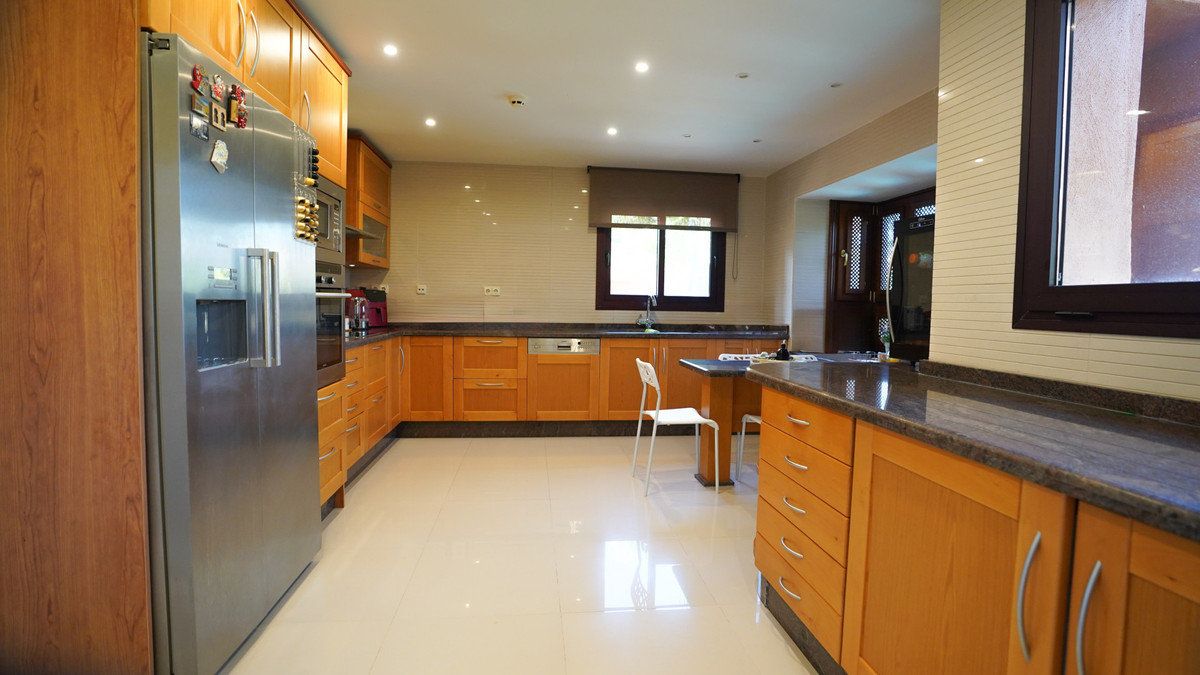 3 Bedroom Apartment for Sale in Puerto Banús — 6