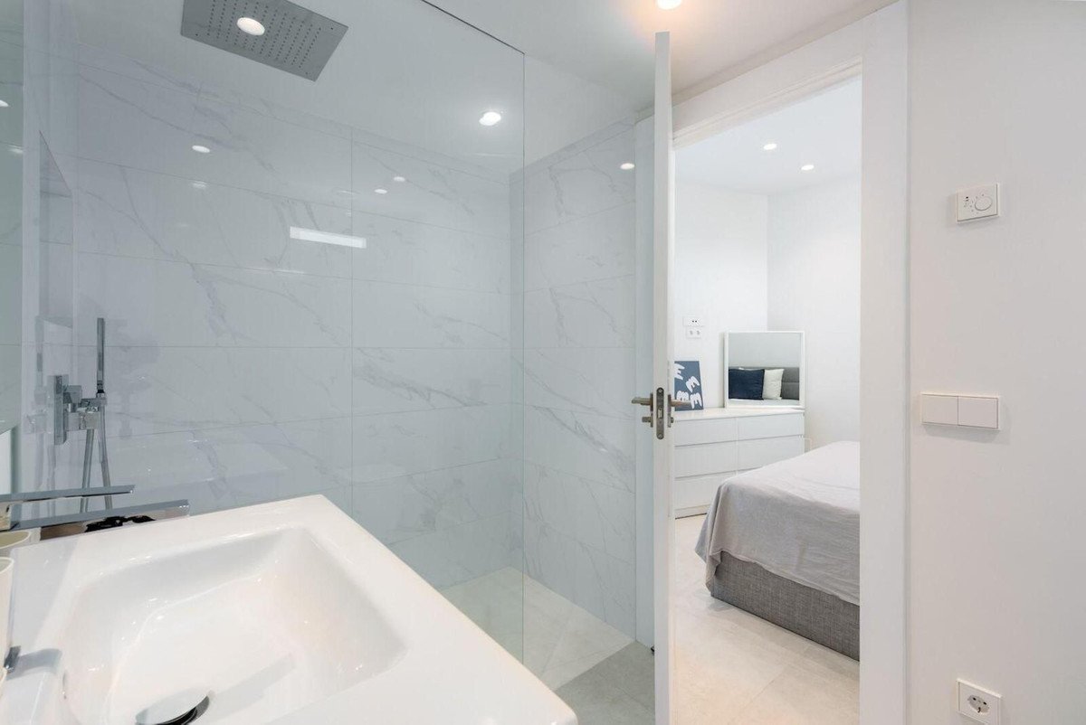 2 Bedroom Apartment for Sale in Puerto Banús — 7
