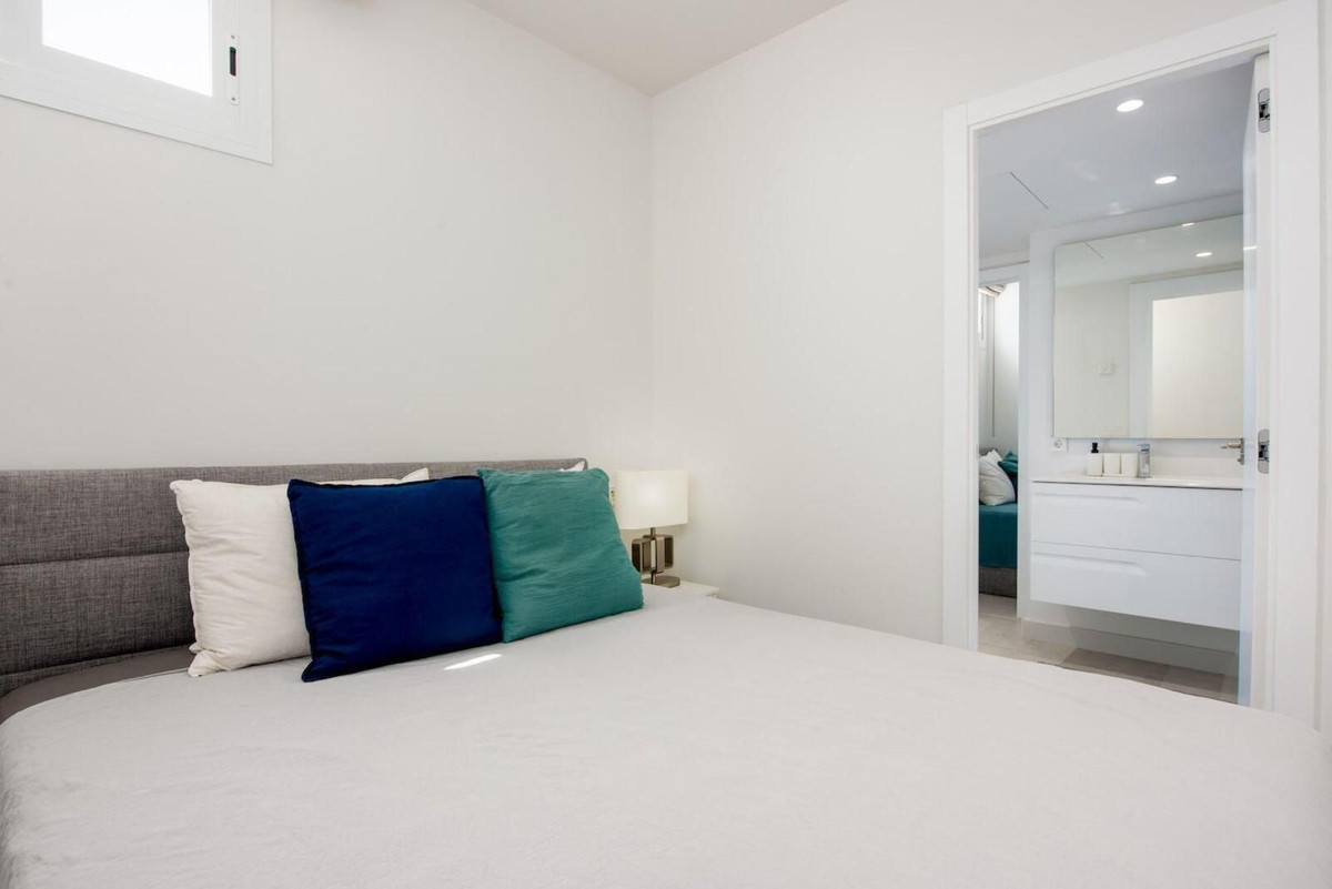 2 Bedroom Apartment for Sale in Puerto Banús — 8