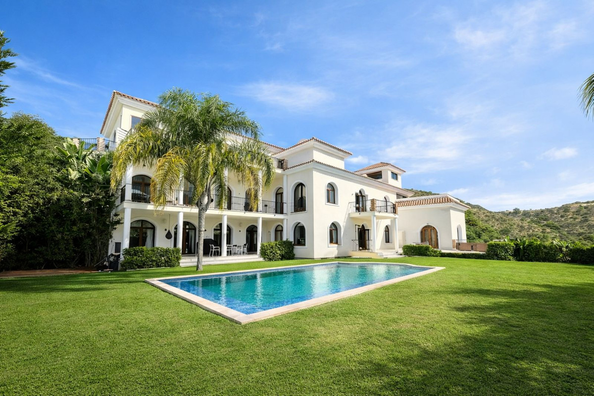 7 Bedroom Villa for Sale in Benahavís