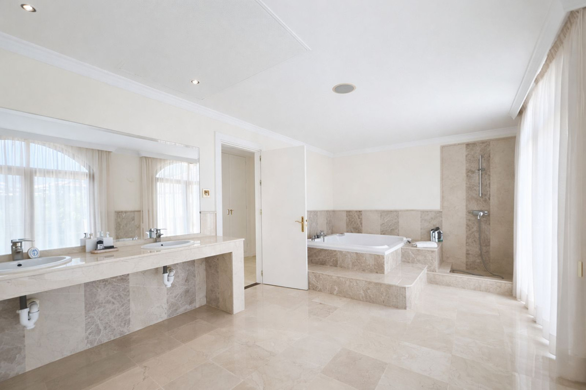 7 Bedroom Villa for Sale in Benahavís — 6