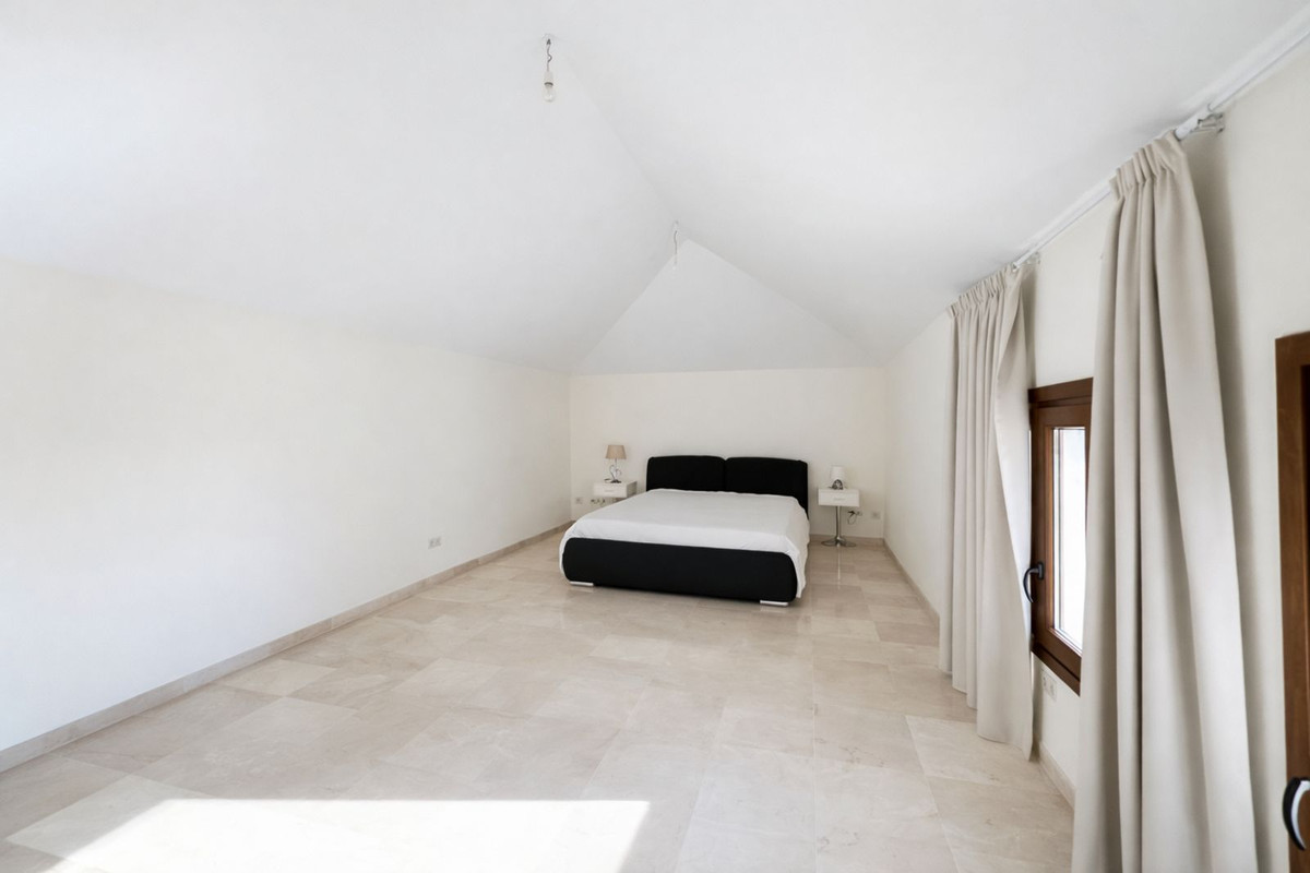 7 Bedroom Villa for Sale in Benahavís — view 10