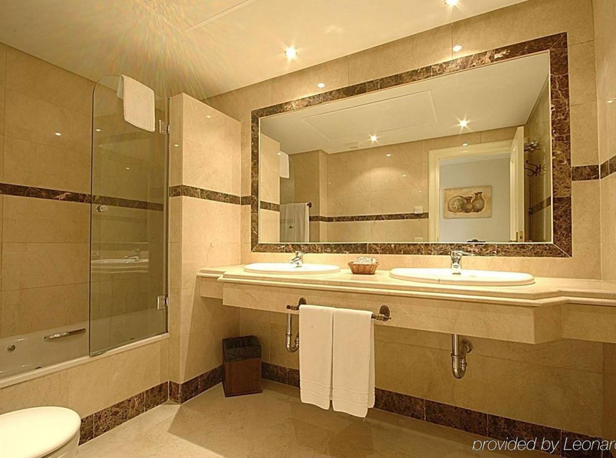 2 Bedroom Apartment for Sale in Puerto Banús — 7