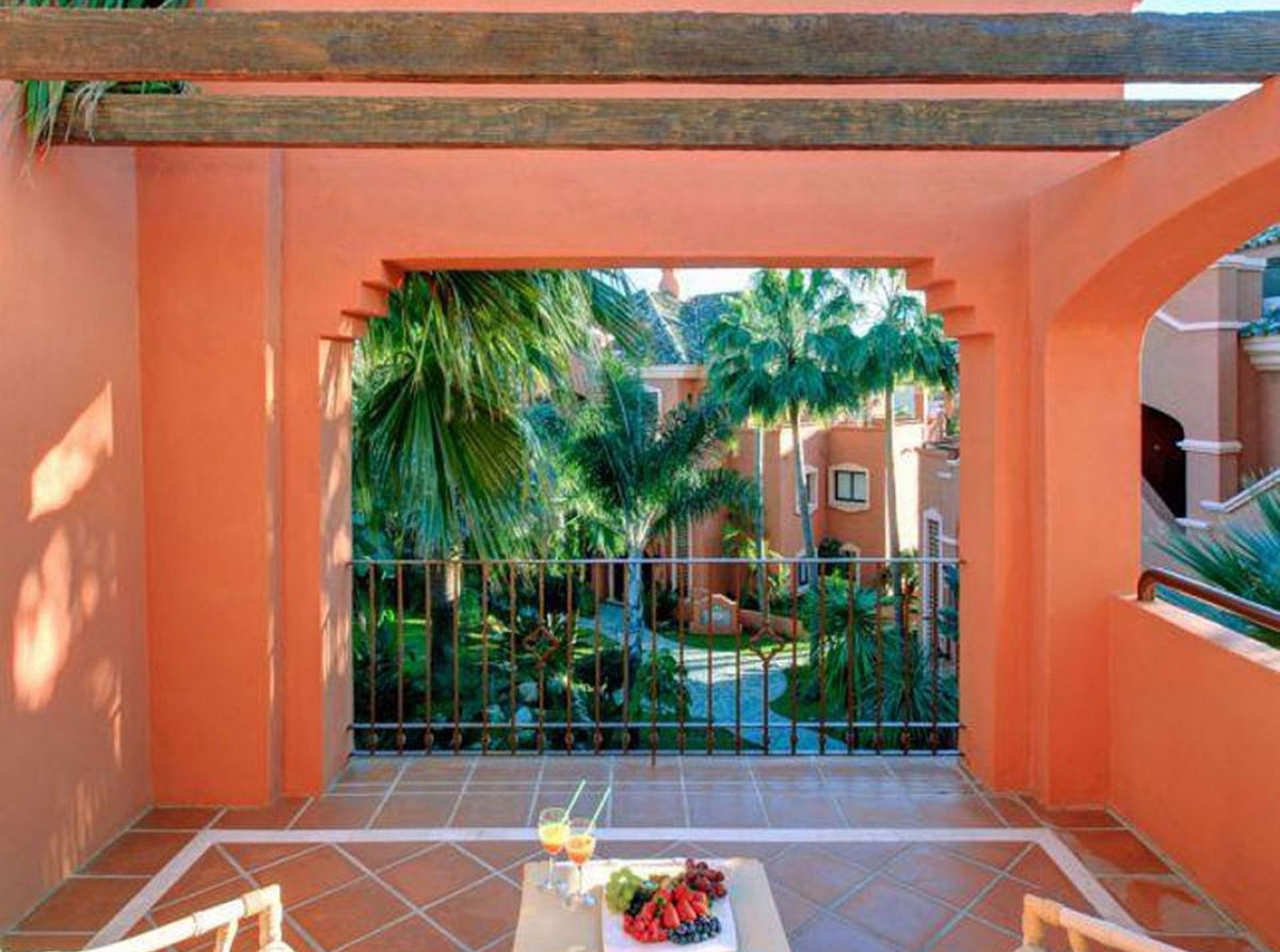 2 Bedroom Apartment for Sale in Puerto Banús — 8