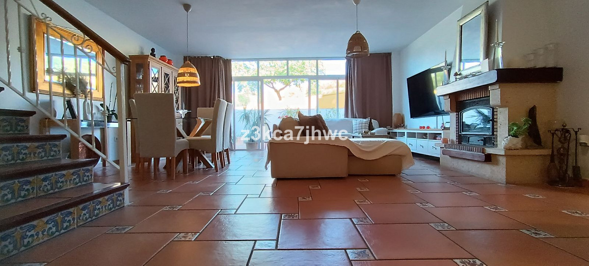 5 Bedroom Villa for Sale in Estepona — 2