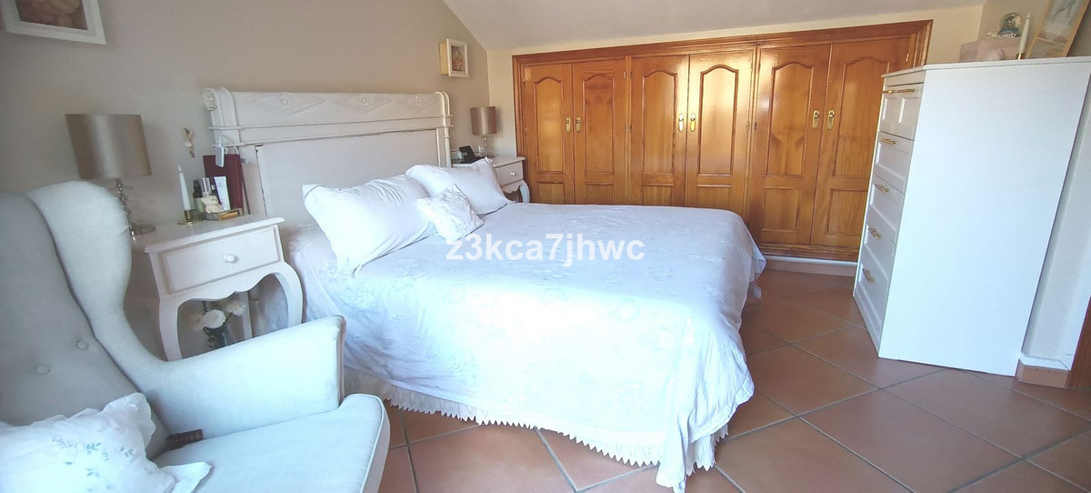 5 Bedroom Villa for Sale in Estepona — 5