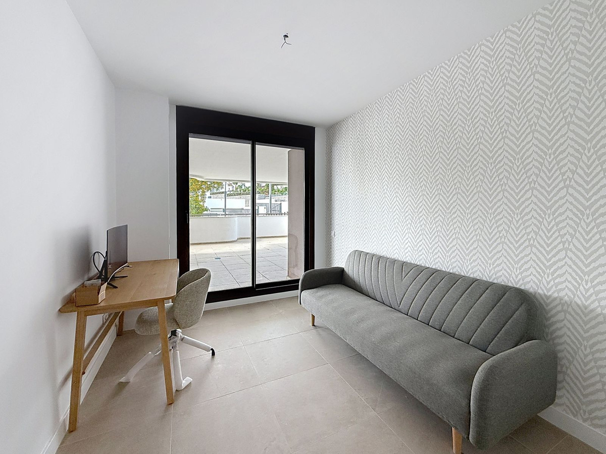 4 Bedroom Apartment for Sale in Estepona — 8