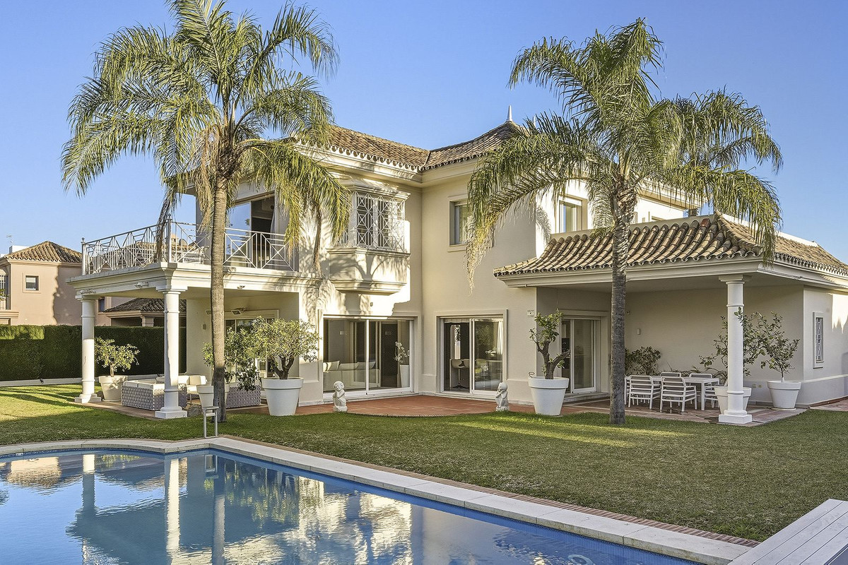 5 Bedroom Villa for Sale in Guadalmina Alta