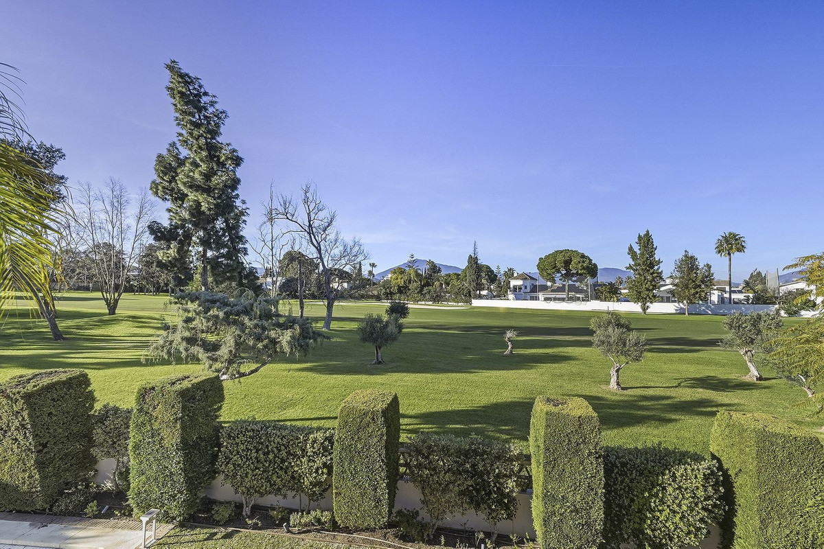 5 Bedroom Villa for Sale in Guadalmina Alta — 2