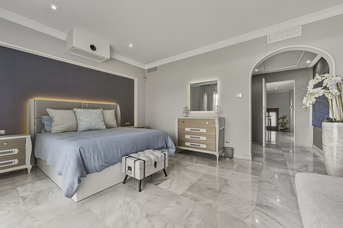 5 Bedroom Villa for Sale in Guadalmina Alta — 5