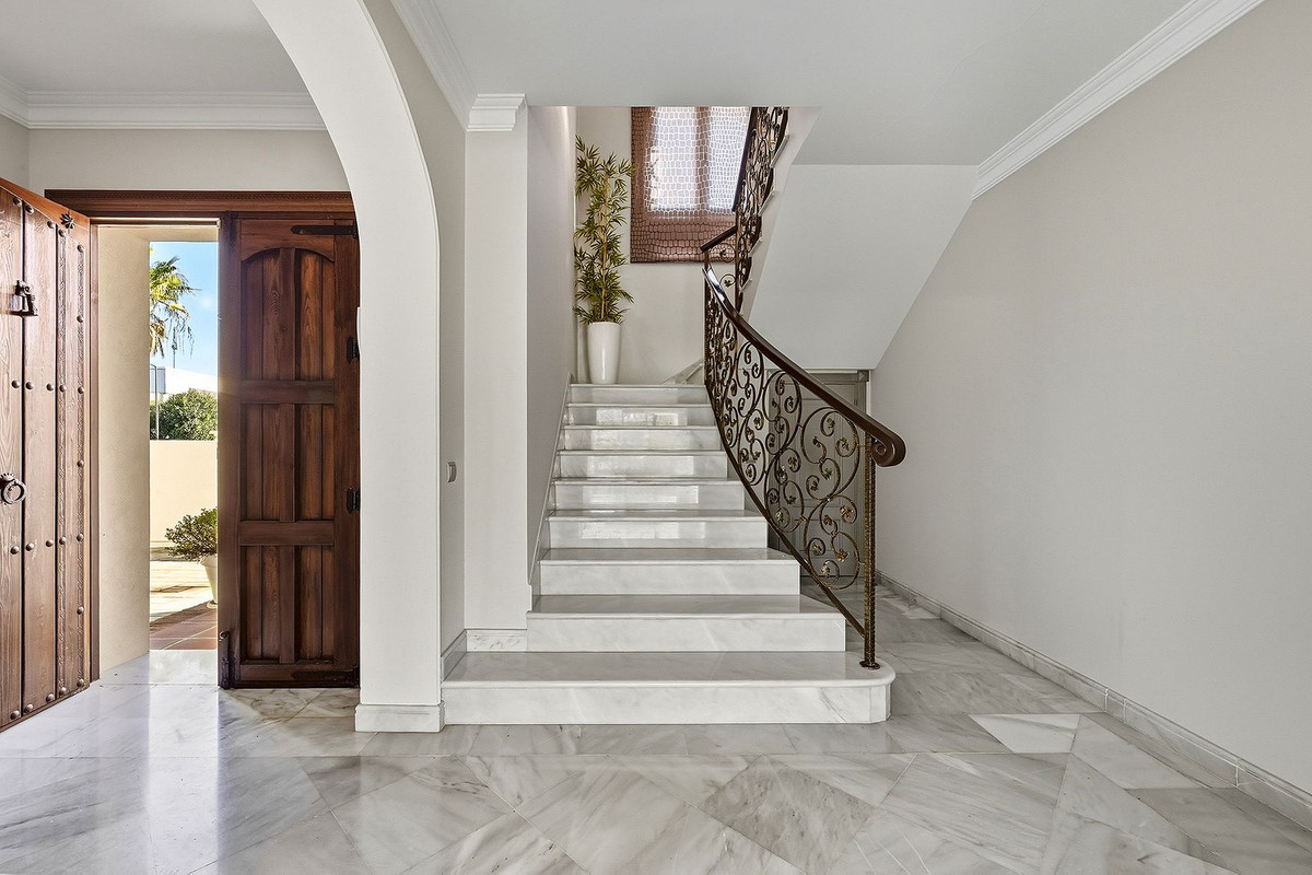 5 Bedroom Villa for Sale in Guadalmina Alta — 9