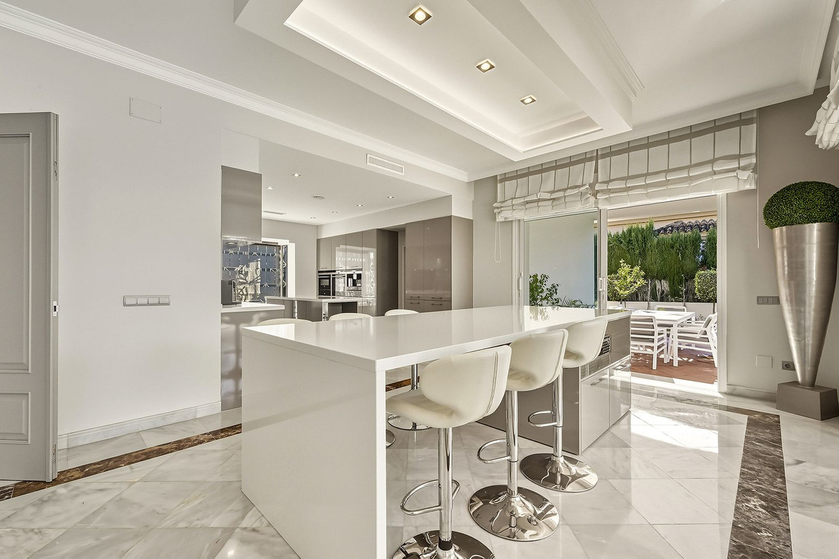 5 Bedroom Villa for Sale in Guadalmina Alta — view 10