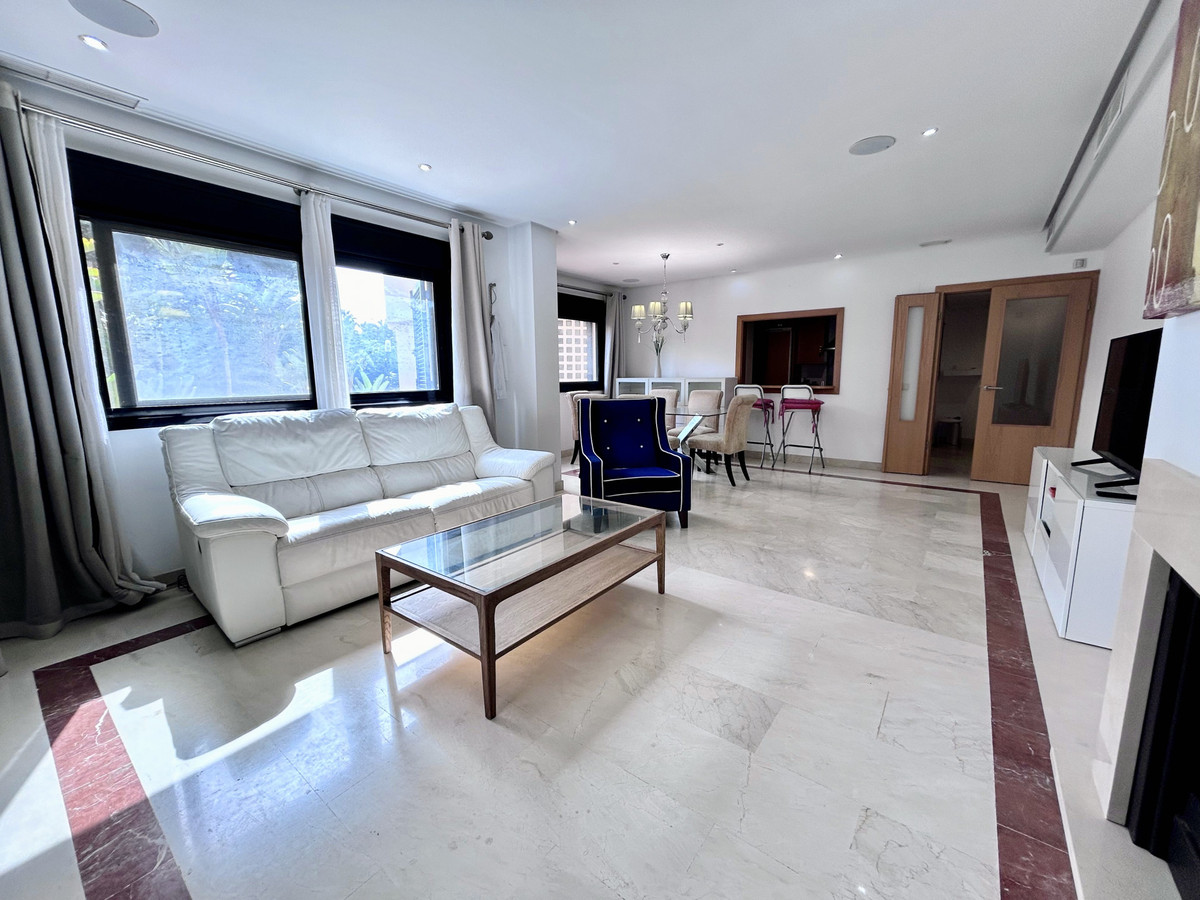 2 Bedroom Apartment for Sale in Puerto Banús — 6