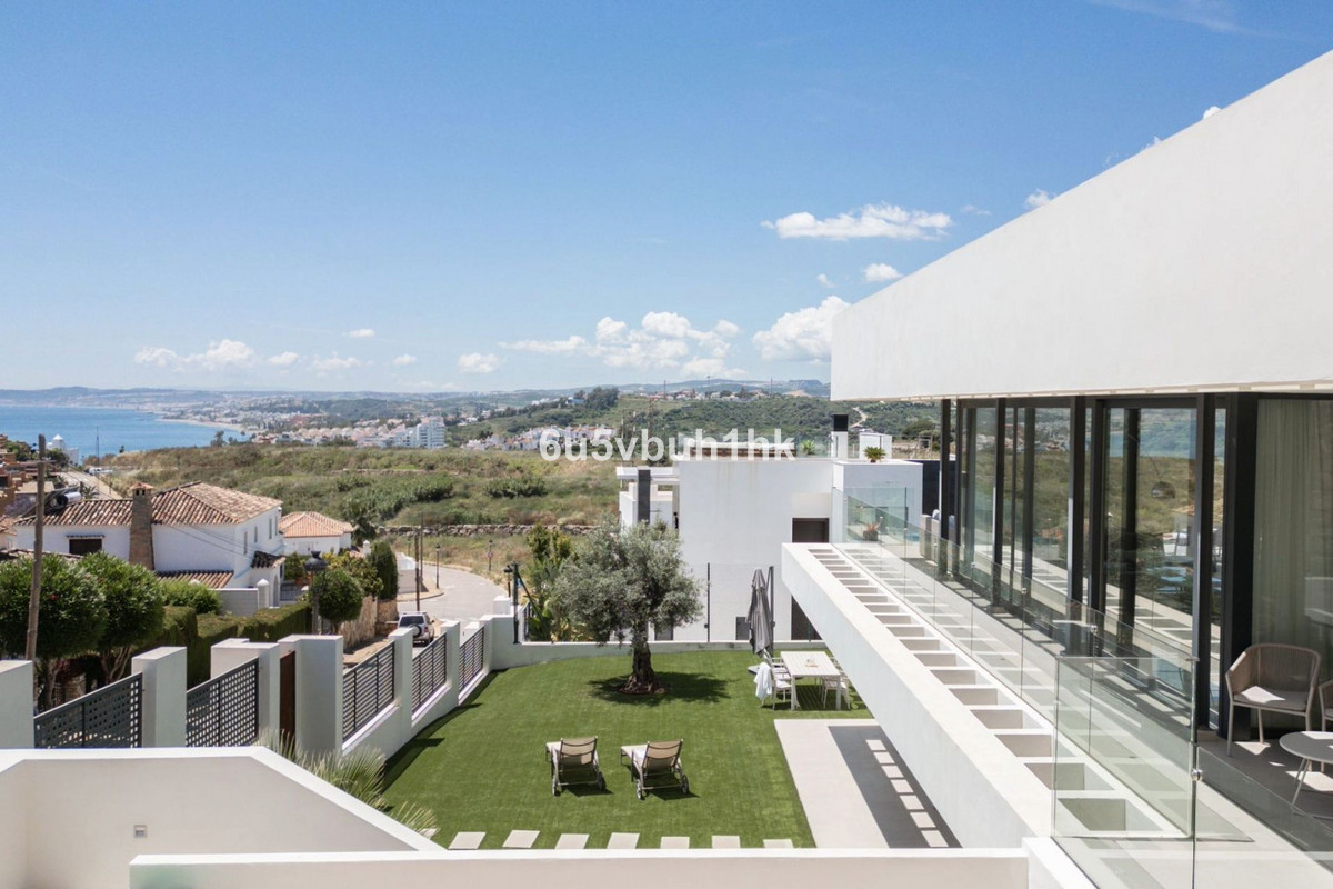 5 Bedroom Villa for Sale in Estepona