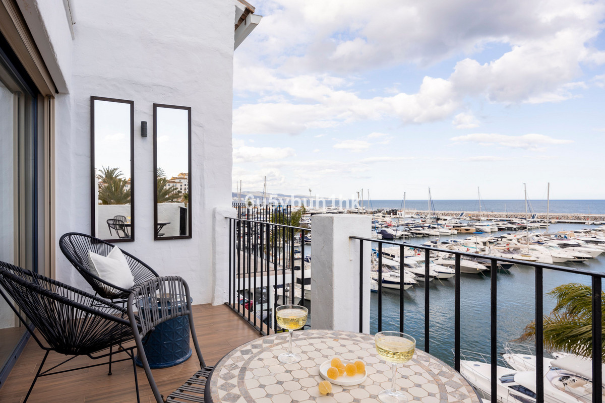 2 Bedroom Apartment for Sale in Puerto Banús — 6