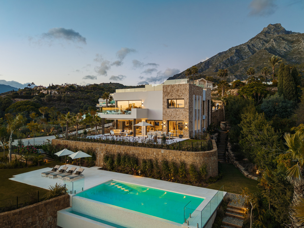 5 Bedroom Villa for Sale in The Golden Mile