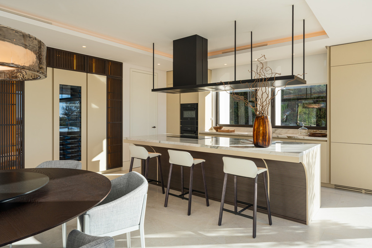5 Bedroom Villa for Sale in The Golden Mile — view 10