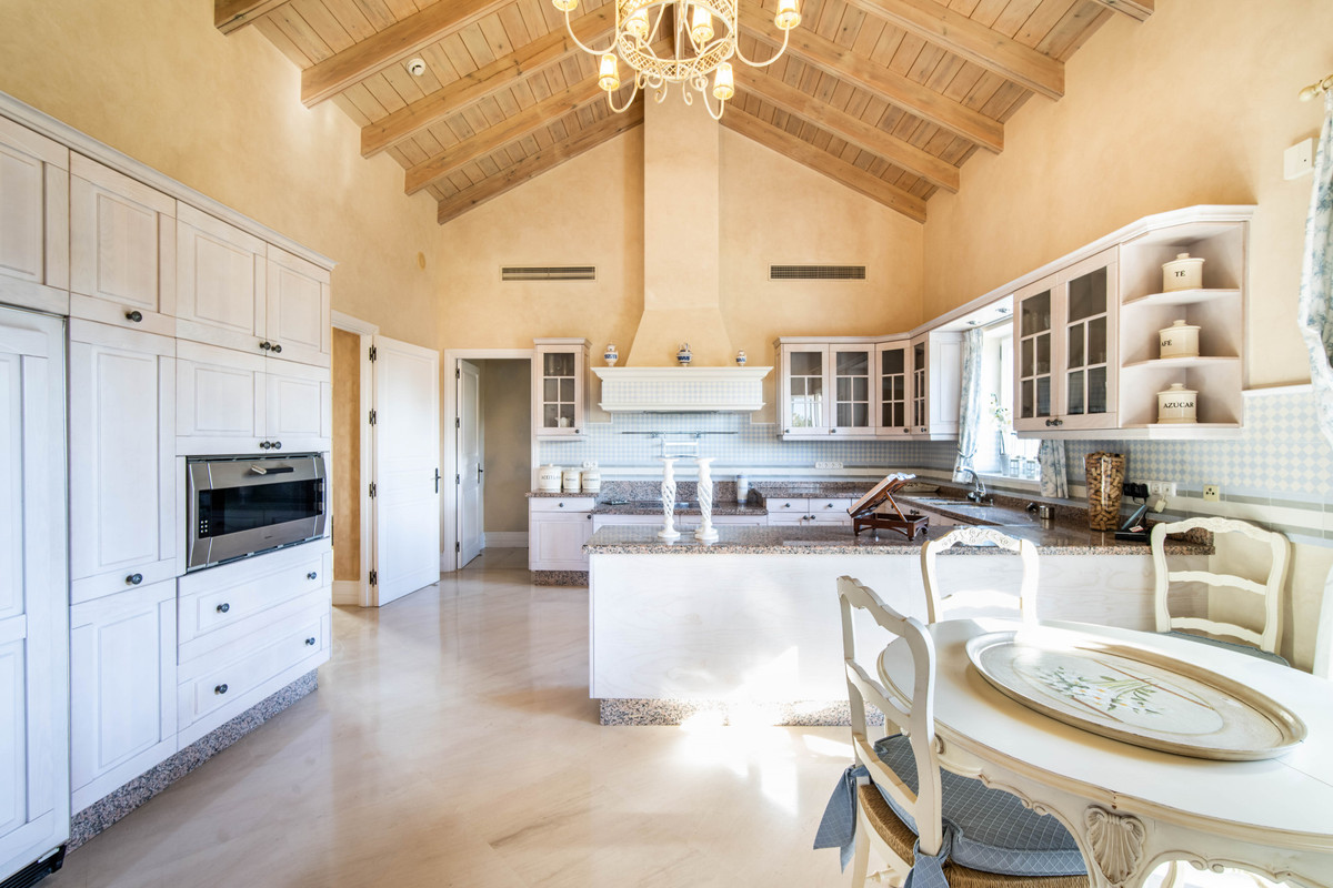 5 Bedroom Villa for Sale in The Golden Mile — 9