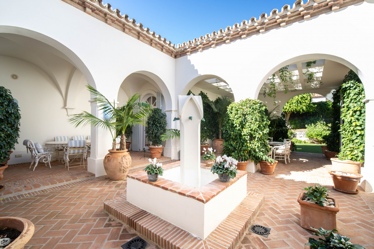 5 Bedroom Villa for Sale in The Golden Mile — view 10